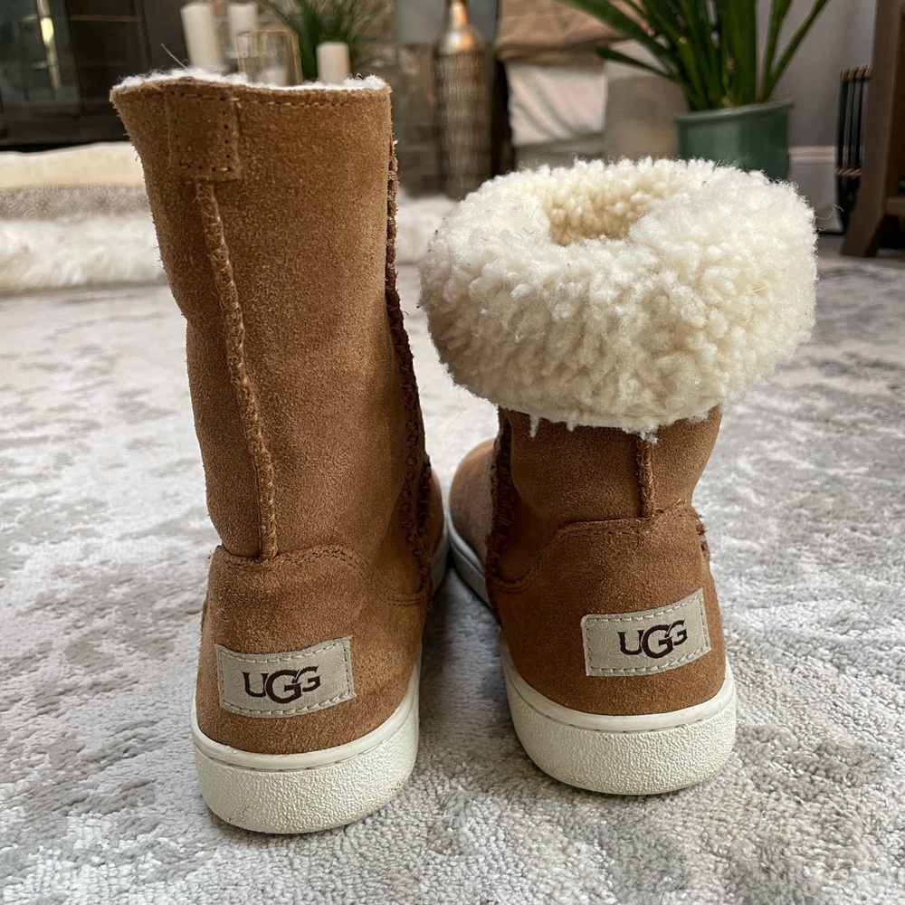 Womens Uggs. Can be folded down or left up.